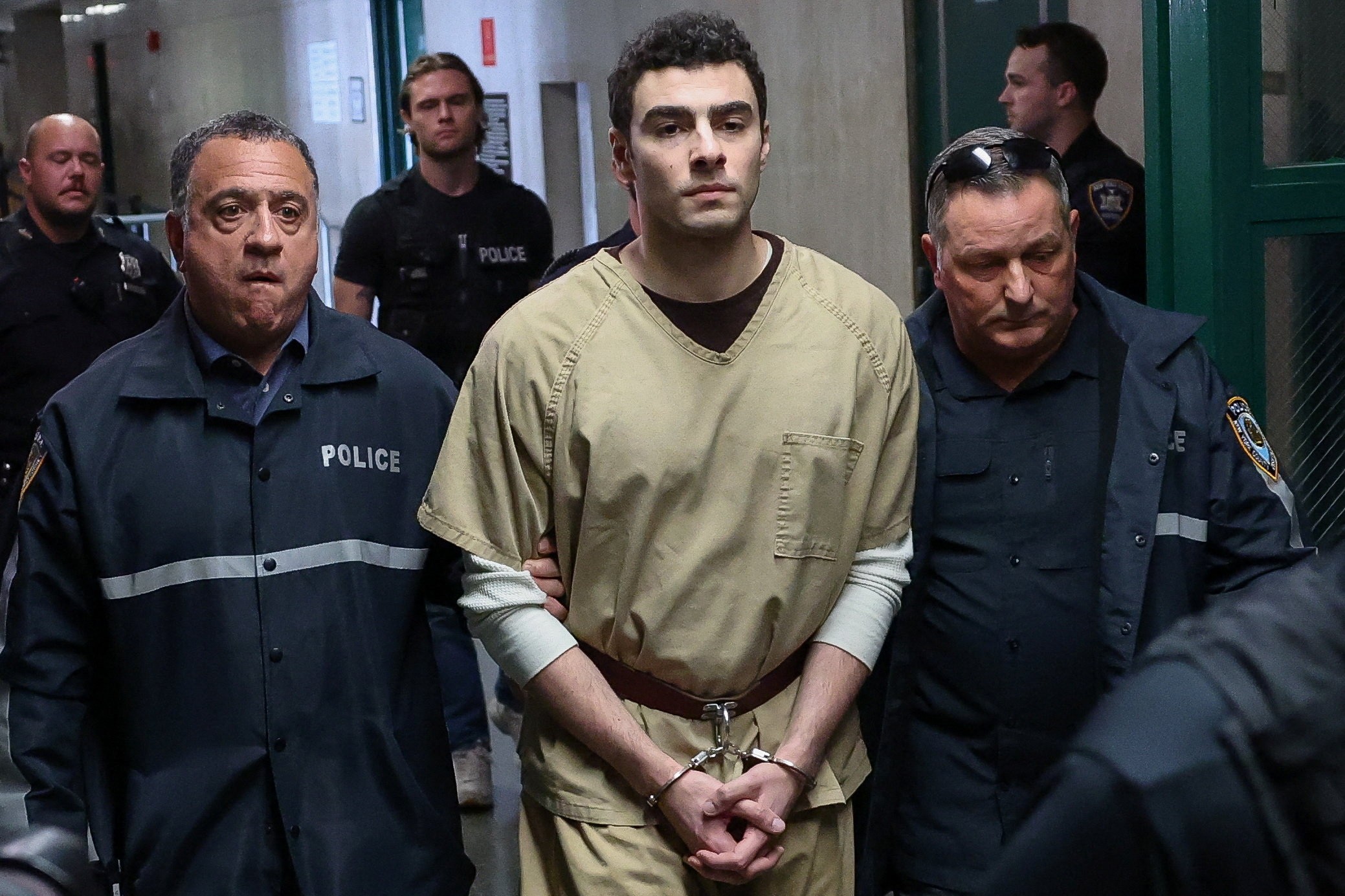 juiz-de-nova-york-retira-duas-acusacoes-contra-luigi-mangione-por-assassinato-de-ceo