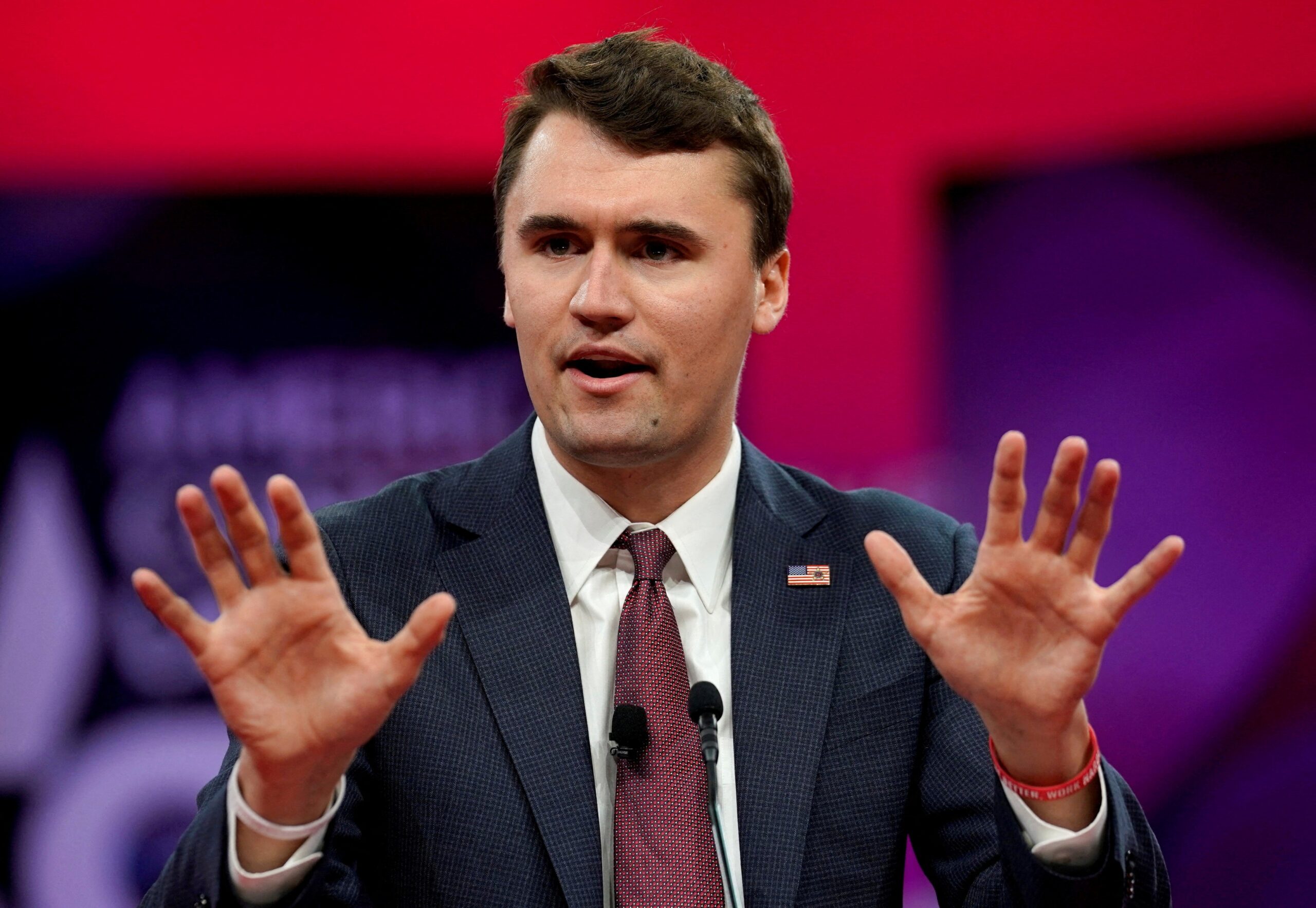 governo-trump-demite-funcionarios-e-caca-visto-de-criticos-de-ativista-charlie-kirk;-brasileiro-teve-entrada-proibida