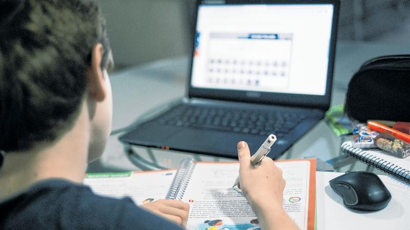 7-em-cada-10-alunos-de-ensino-medio-usam-ia-generativa-em-pesquisas-escolares