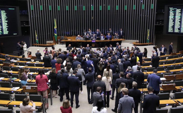 camara-pode-votar-hoje-projeto-que-exclui-gastos-temporarios-em-educacao-do-arcabouco-fiscal