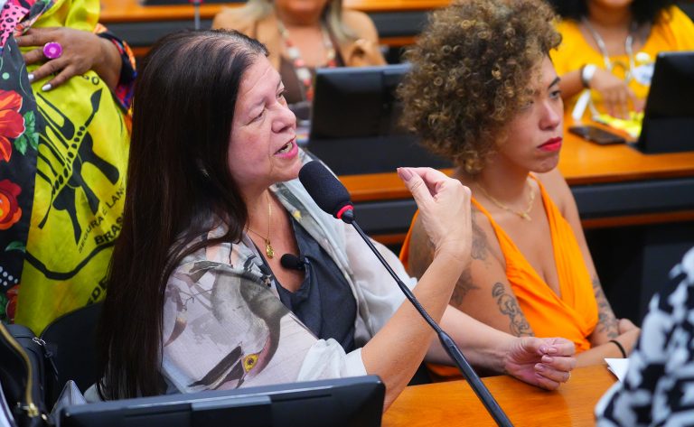 comissao-aprova-isencao-da-taxa-de-passaporte-para-aluno-de-baixa-renda