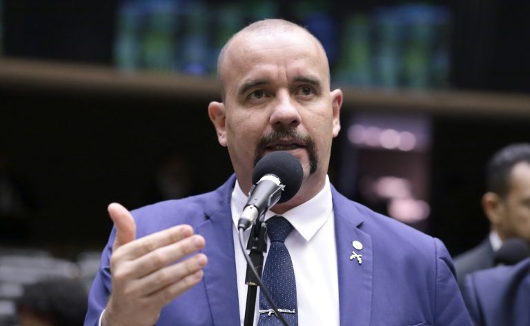 comissao-aprova-autorizacao-para-que-pm-tenha-armas-como-militar-do-exercito