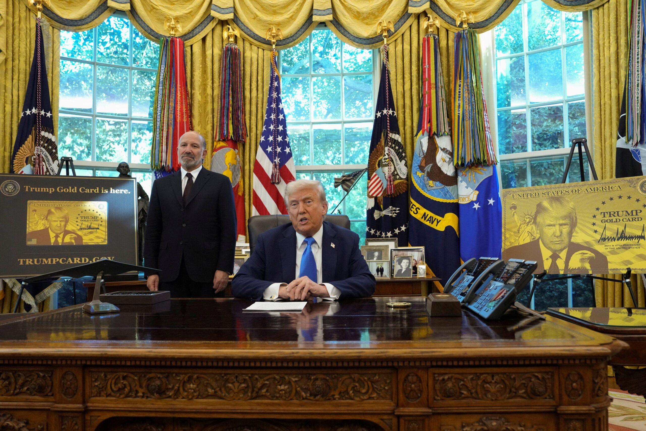 ‘gold-card’:-trump-assina-ordem-que-cria-visto-de-residencia-no-valor-de-us$-1-milhao