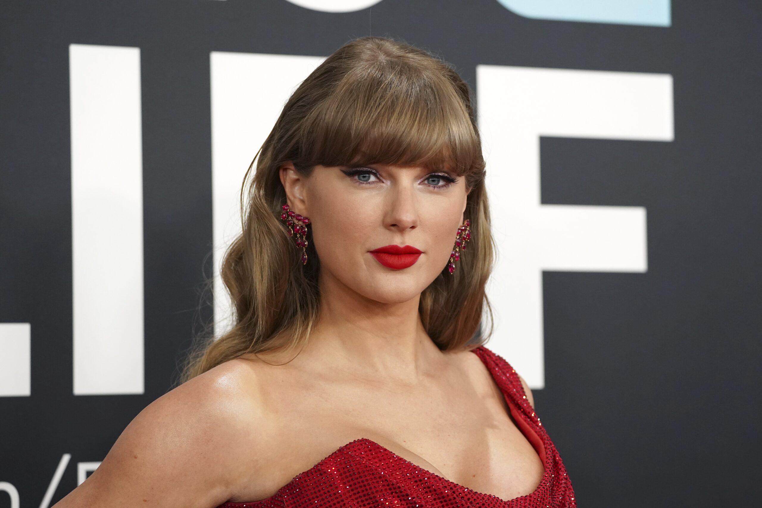 meta-permitiu-chatbots-sexuais-de-celebridades-como-taylor-swift,-diz-agencia