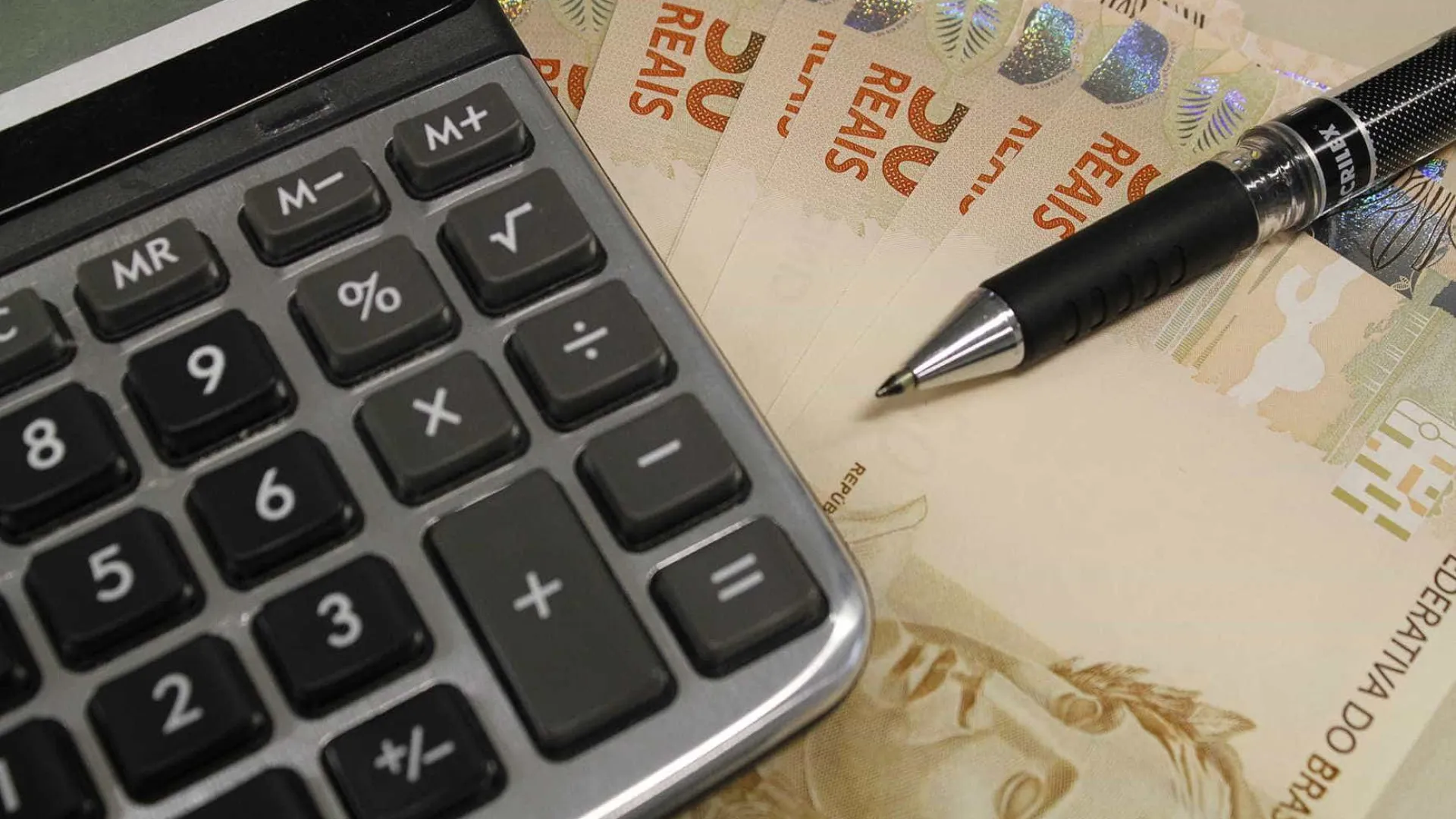 taxas-de-juros-tem-vies-de-alta-com-dolar-apos-queda-na-vespera