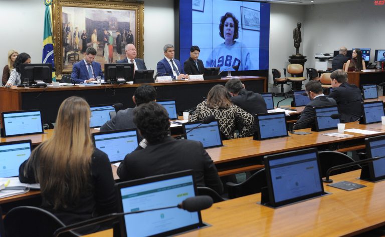 “em-pouco-tempo-vou-estar-solta”,-diz-carla-zambelli-em-depoimento-na-ccj