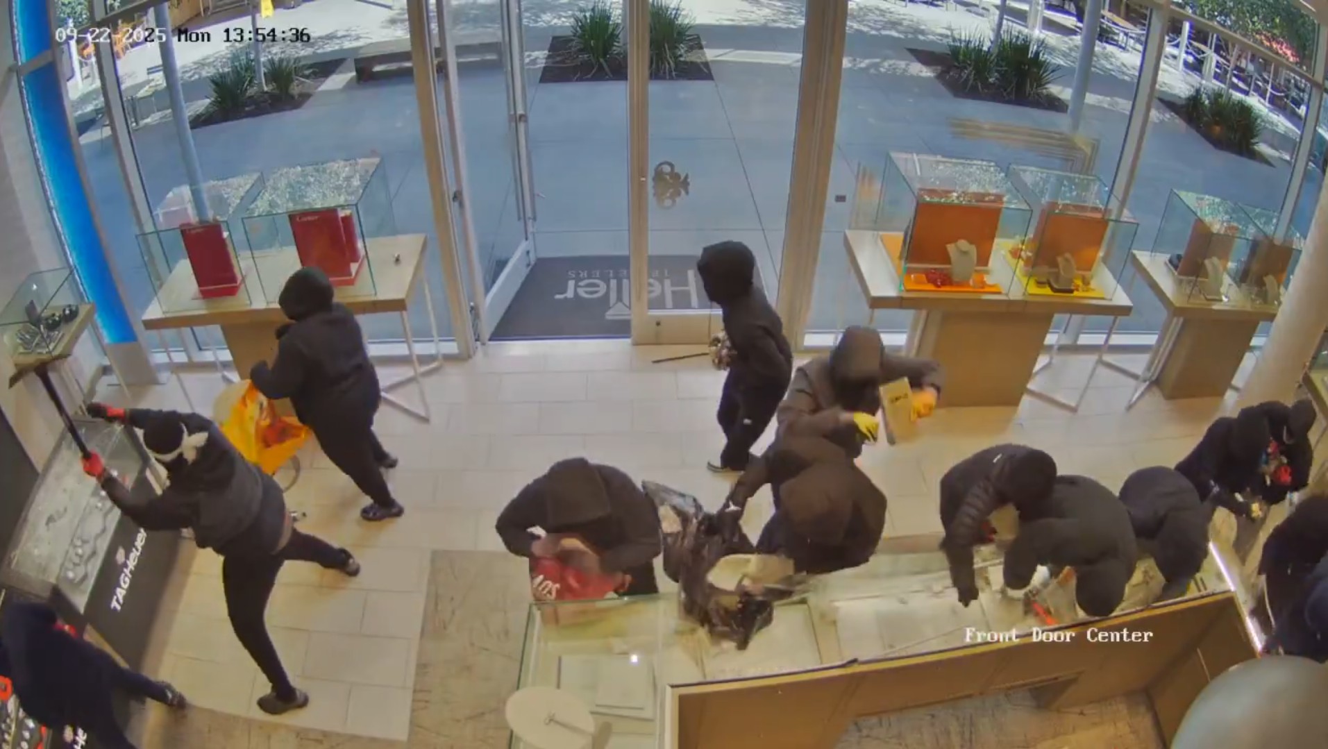 video:-grupo-de-20-assaltantes-invade-joalheria-e-rouba-us$-1-milhao-em-mercadorias-nos-eua