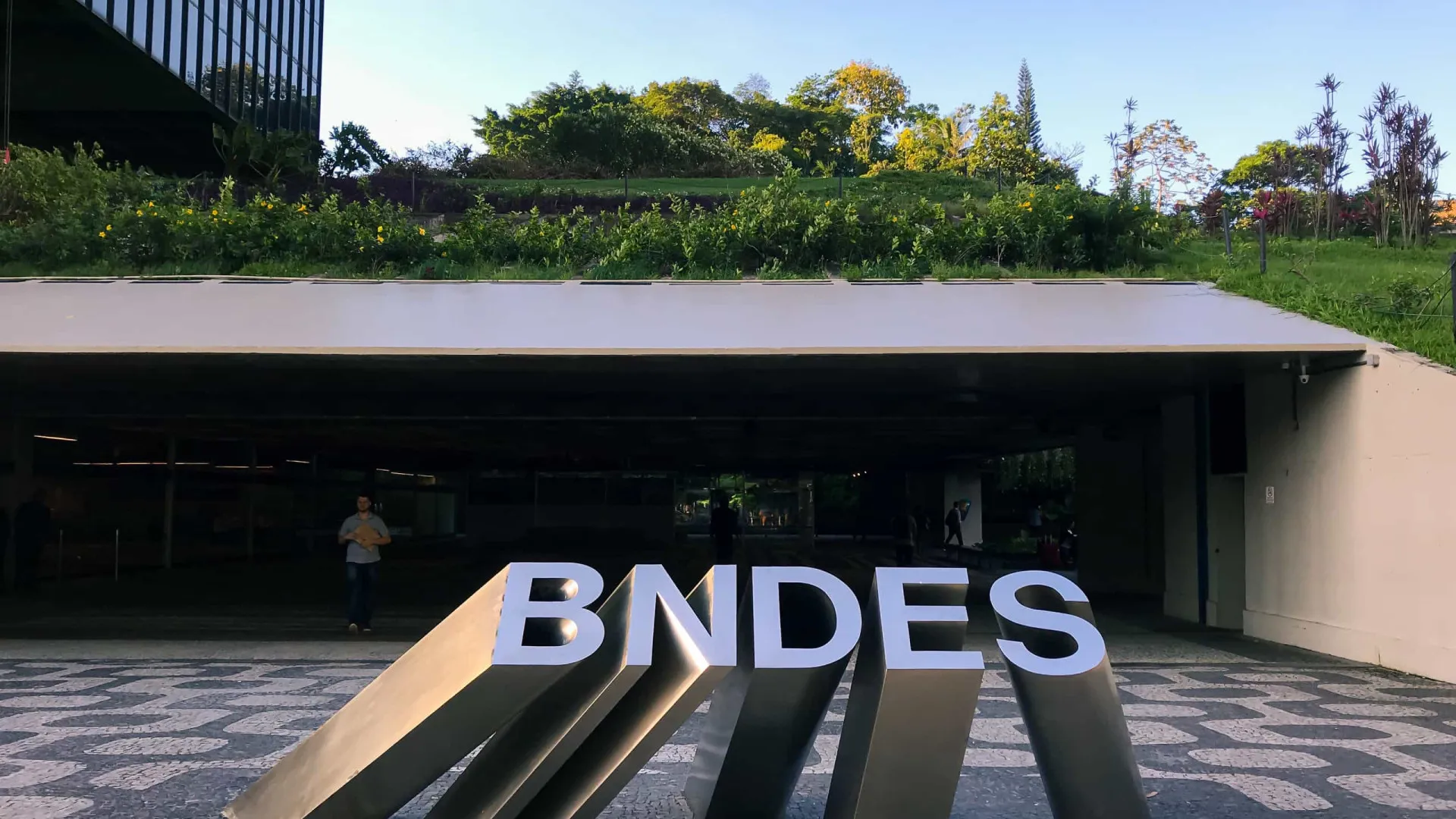 mercadante-diz-que-bndes-vai-proteger-empresas-prejudicadas-por-tarifas-de-trump