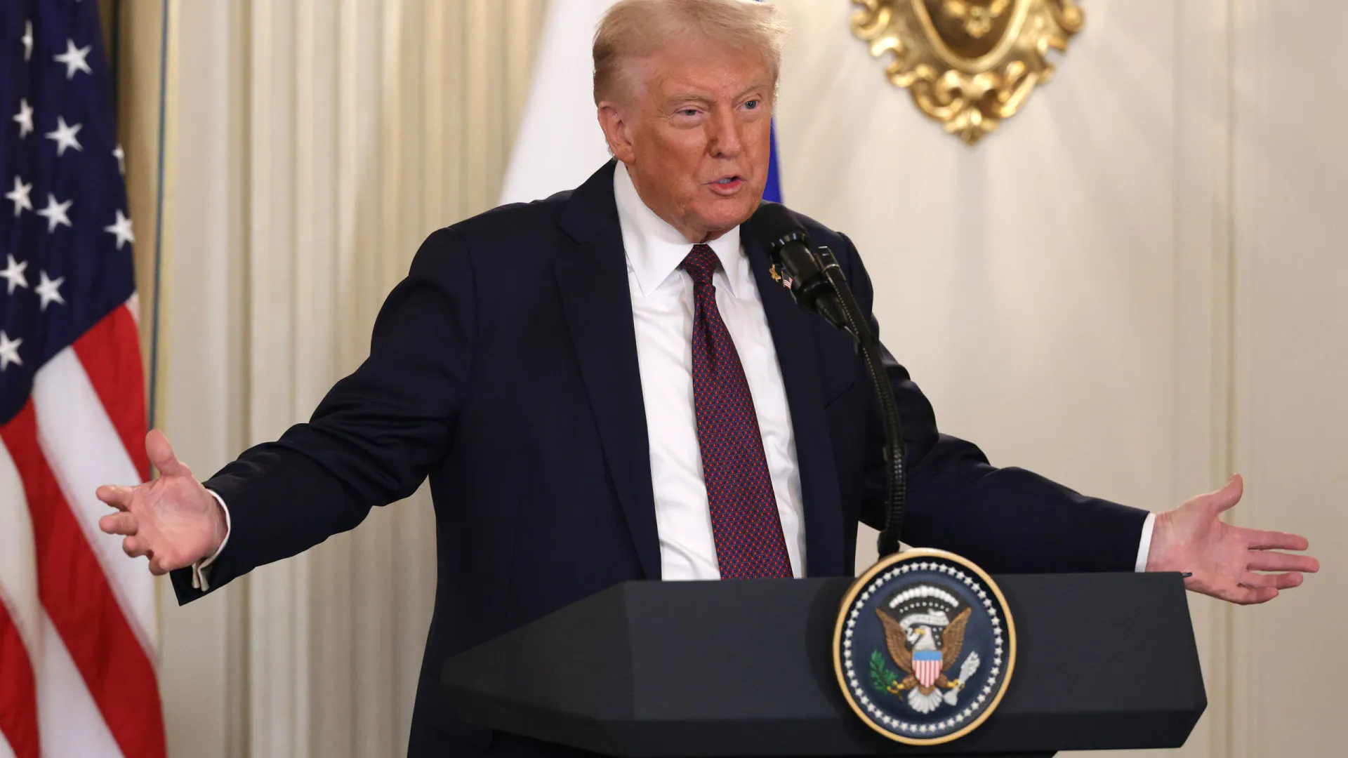 trump-impoe-tarifa-de-10%-sobre-madeira-e-de-25%-sobre-armarios-e-moveis