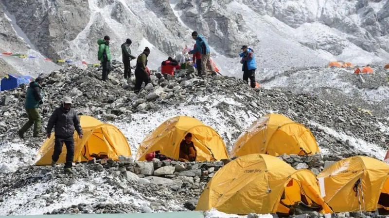 a-corrida-contra-o-tempo-para-resgatar-mais-de-200-pessoas-presas-no-monte-everest