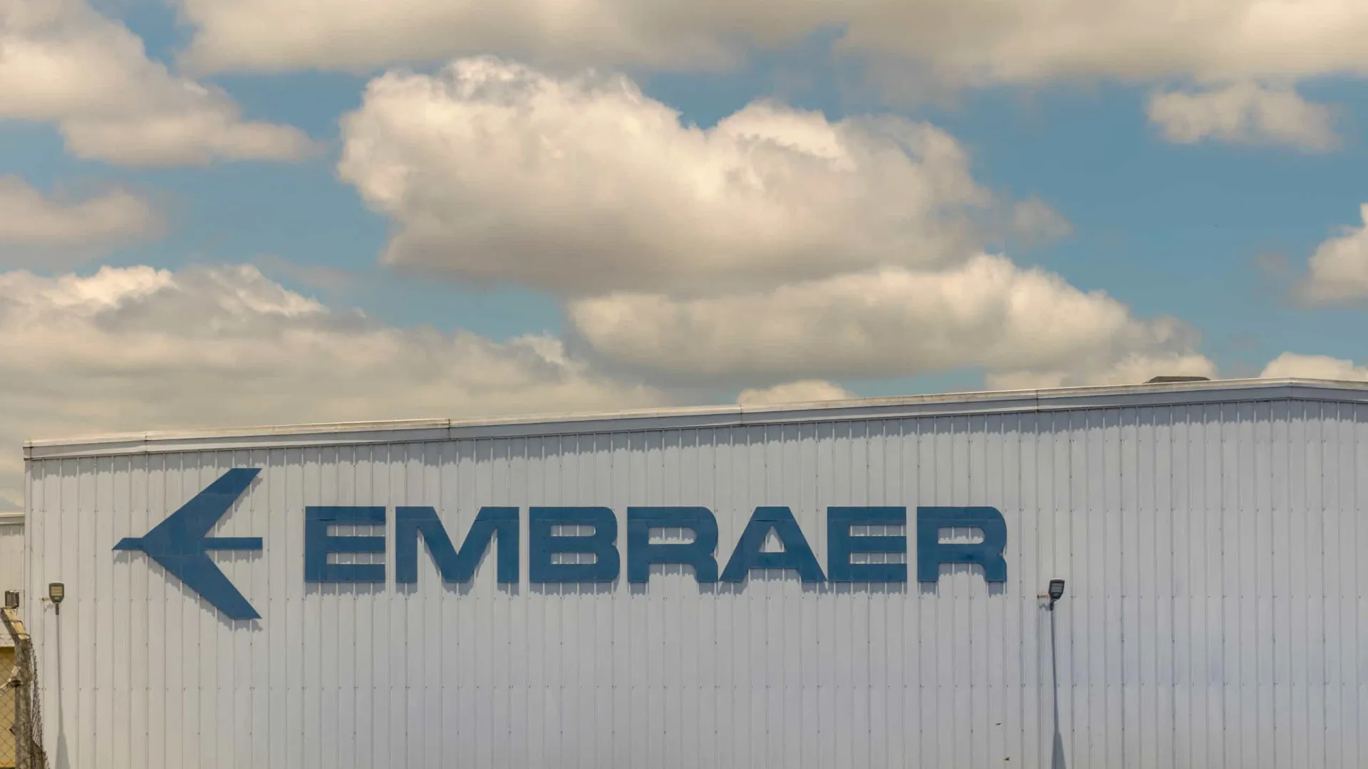 suecia-compra-4-aeronaves-c-390-millennium-da-embraer,-com-opcao-de-outras-7