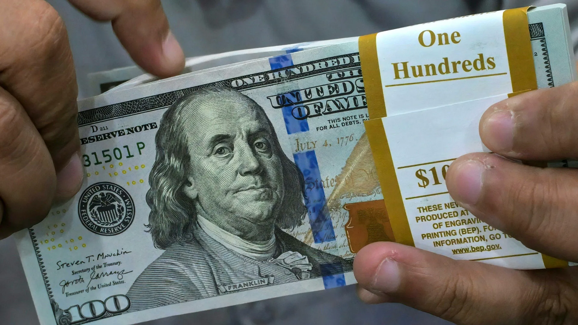 dolar-no-fim-de-2025-passa-de-r$-5,48-para-r$-5,45,-projeta-focus