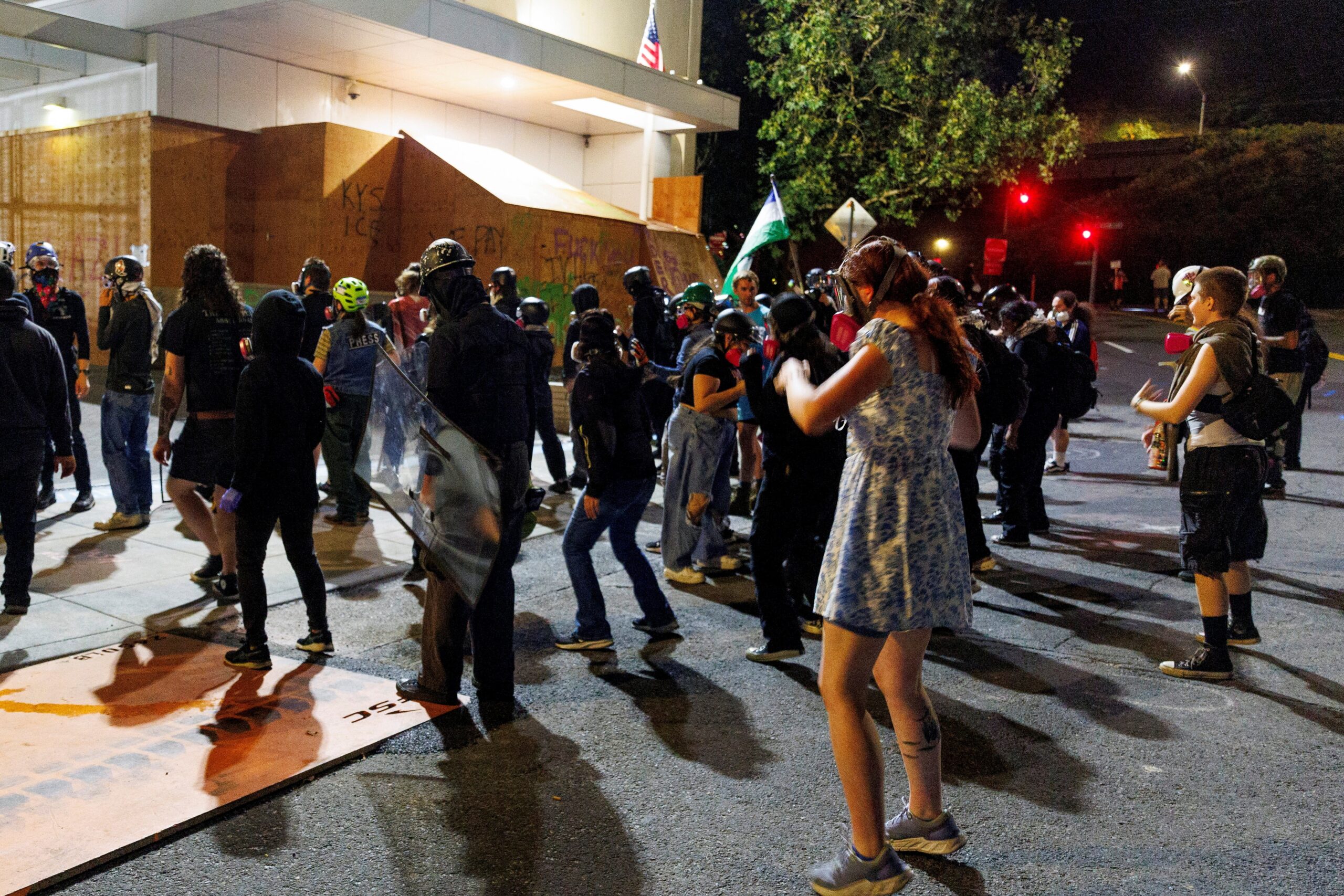 e-#fake-que-foto-de-manifestantes-provocando-policiais-com-rosquinhas-mostre-ato-em-portland-contra-agentes-do-ice