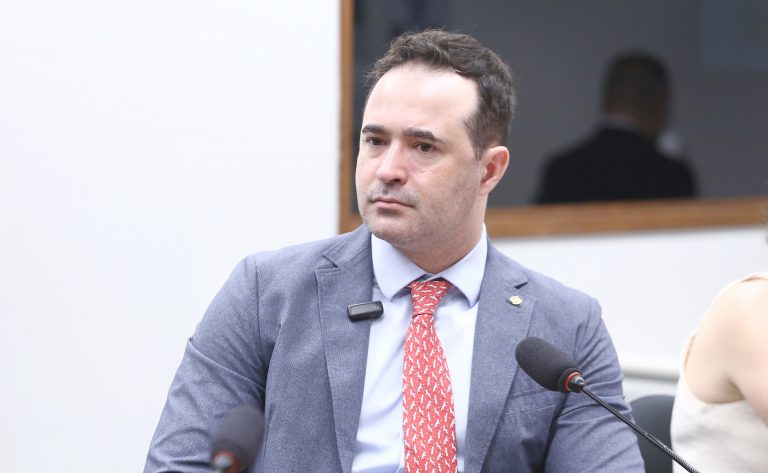 comissao-aprova-criminalizacao-de-acorrentamento-continuo-ou-cruel-de-caes-e-gatos