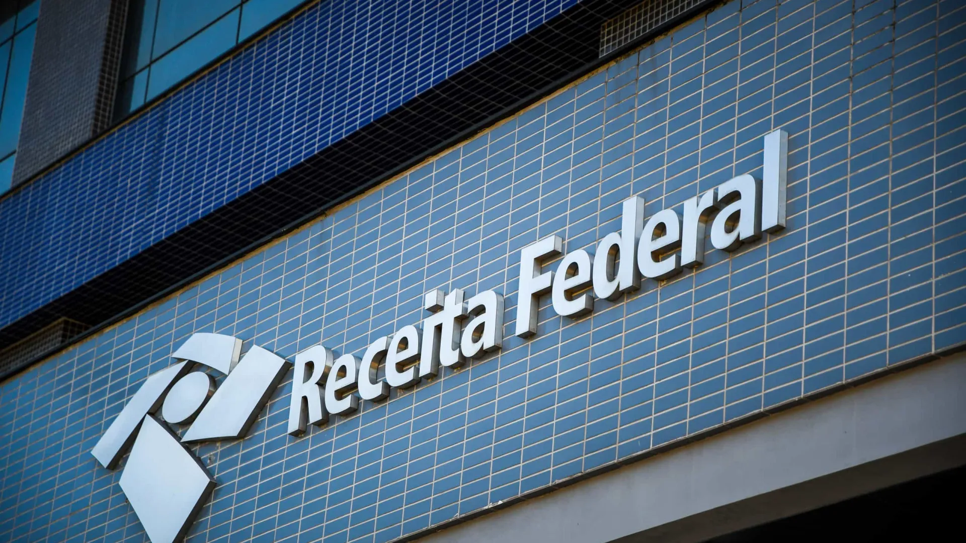 leilao-de-outubro-da-receita-federal-tem-brinquedos,-smartphones-por-r$-150-e-carro-por-r$-2.500