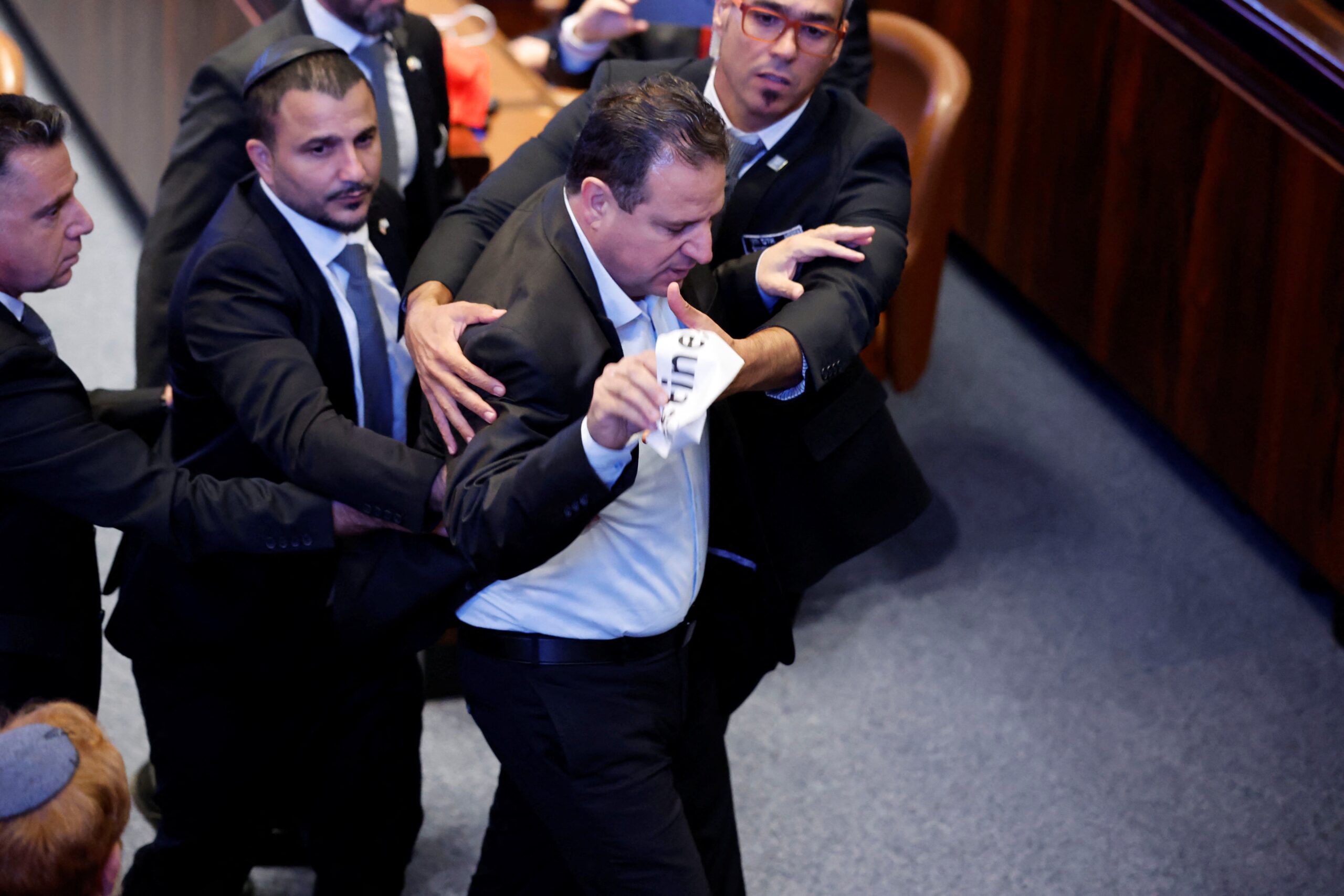 trump-e-ovacionado-ao-discursar-no-parlamento-de-israel;-parlamentares-de-esquerda-fazem-protesto-e-sao-retirados