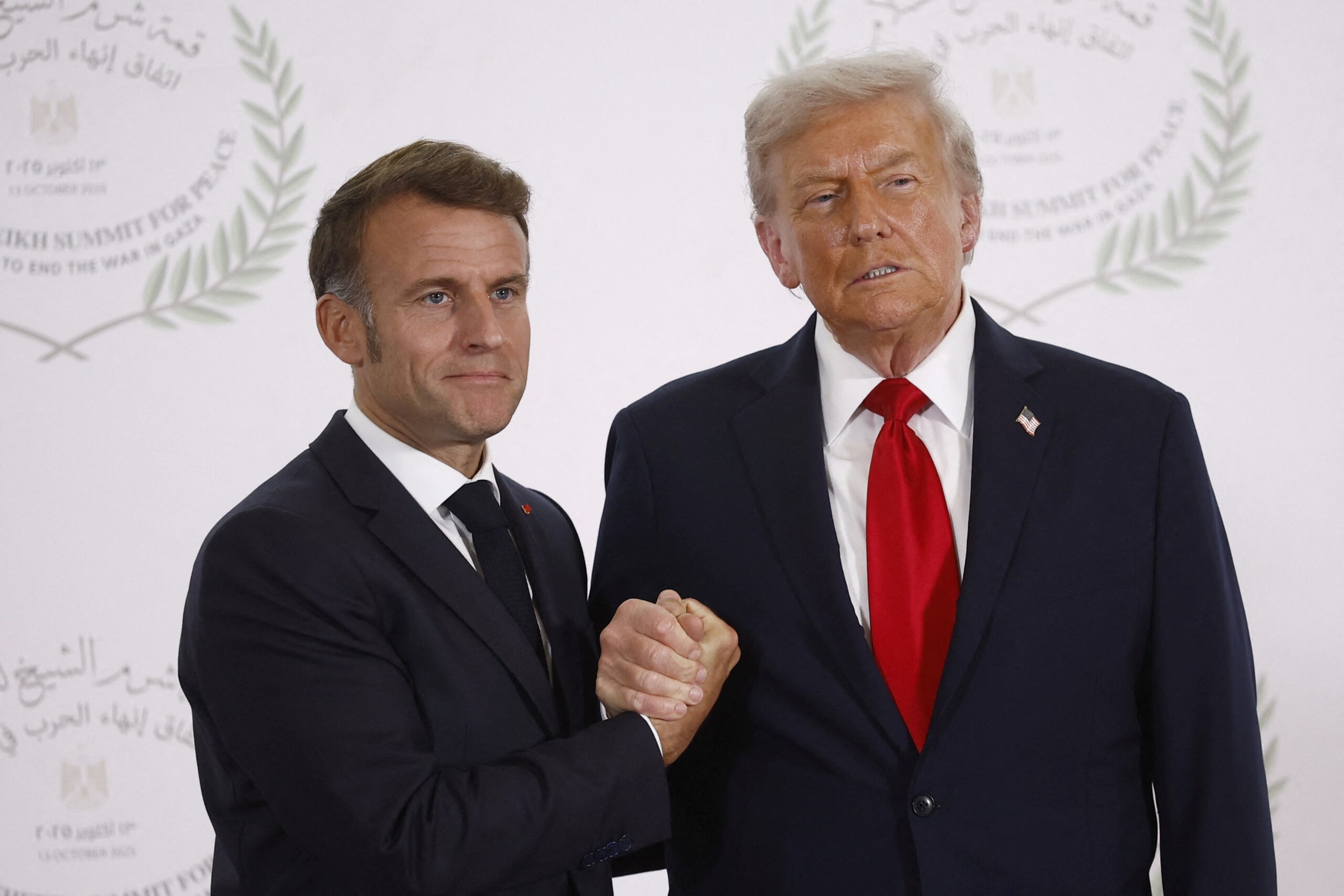 ate-o-presidente-da-fifa:-autoridades-mundiais-fazem-fila-para-tirar-foto-com-trump,-que-sorri-com-todos-—-menos-com-macron