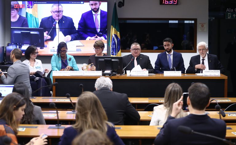 relator-apresenta-parecer-sobre-o-plano-nacional-de-educacao;-assista