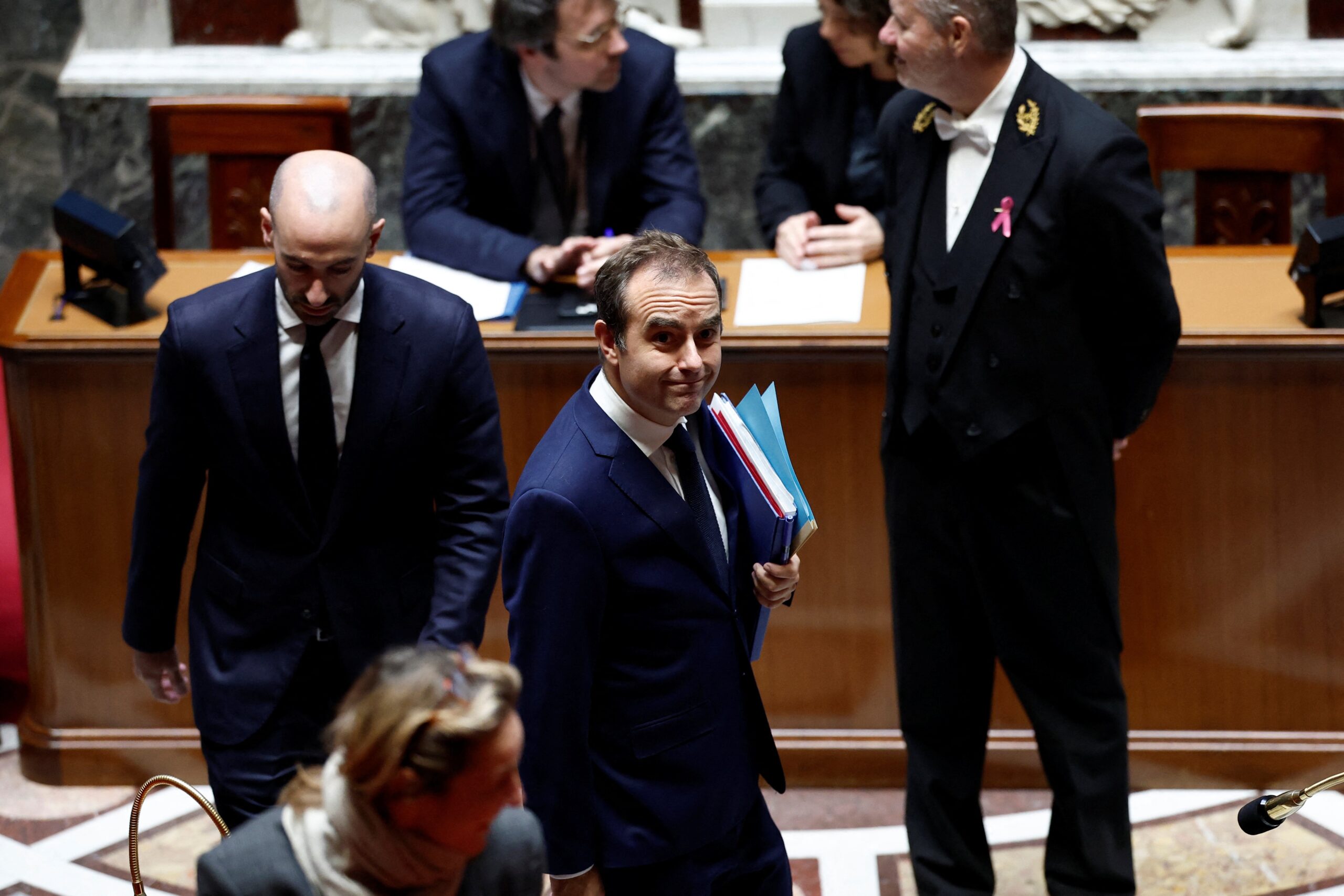 premie-frances-sobrevive-a-votos-de-desconfianca-da-direita-e-esquerda,-e-governo-macron-ganha-folego