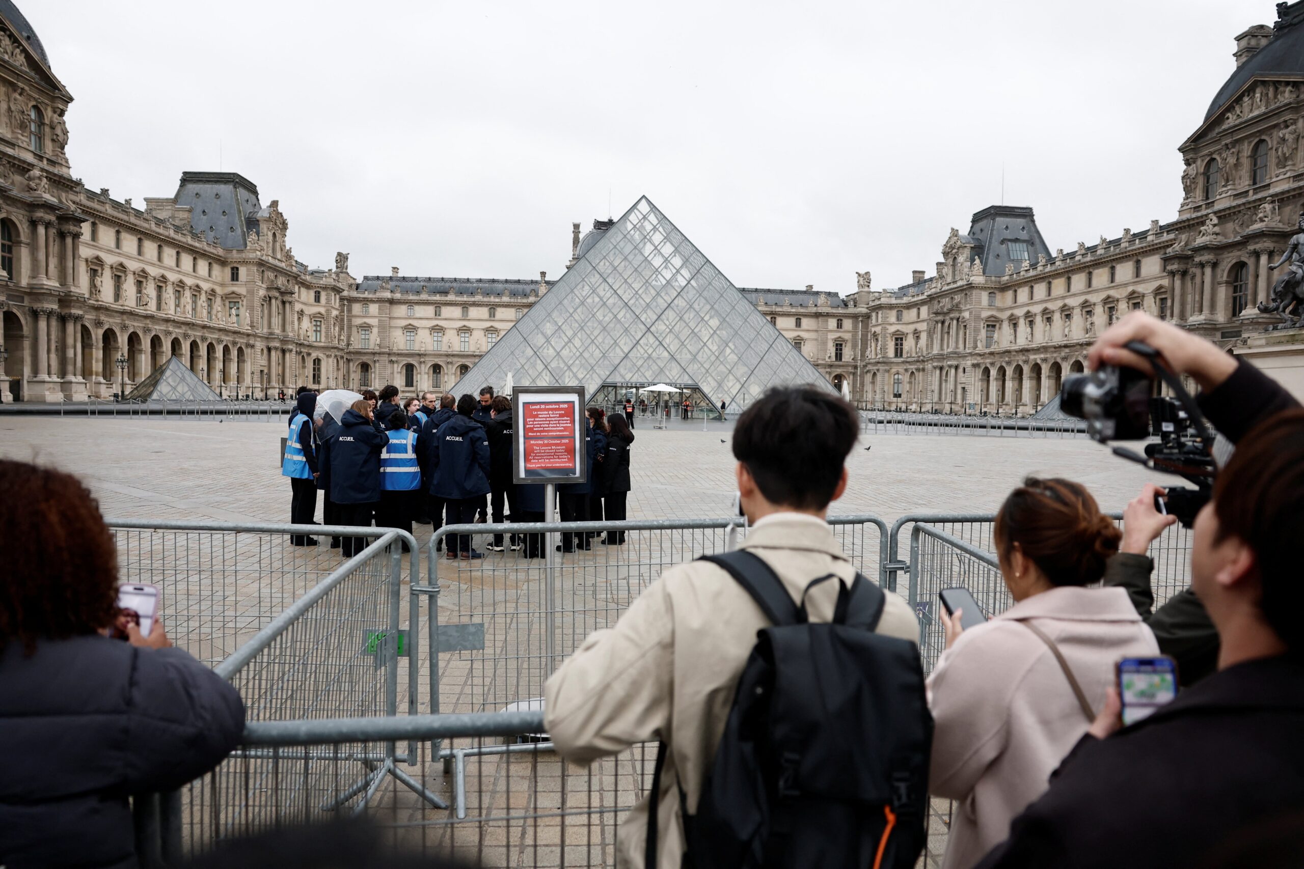 louvre-amanhece-com-seguranca-reforcada-e-turistas-frustrados-apos-roubo-de-joias;-video