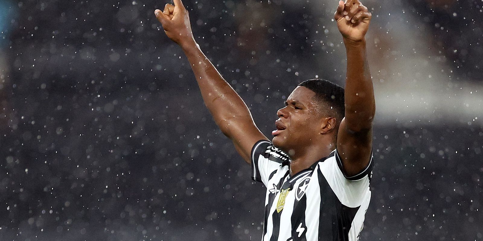 panamenho-jose-kadir-leva-botafogo-a-vitoria-no-brasileiro
