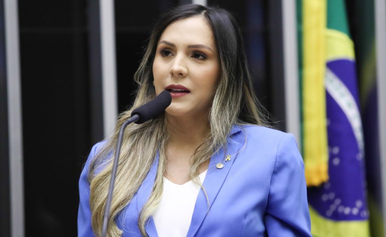 comissao-aprova-adicional-salarial-para-professores-que-atendem-alunos-com-deficiencia