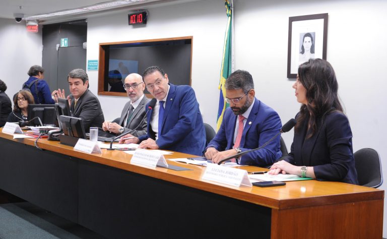 para-juristas,-ia-pode-agilizar-a-justica,-mas-supervisao-humana-deve-estar-em-todas-as-etapas