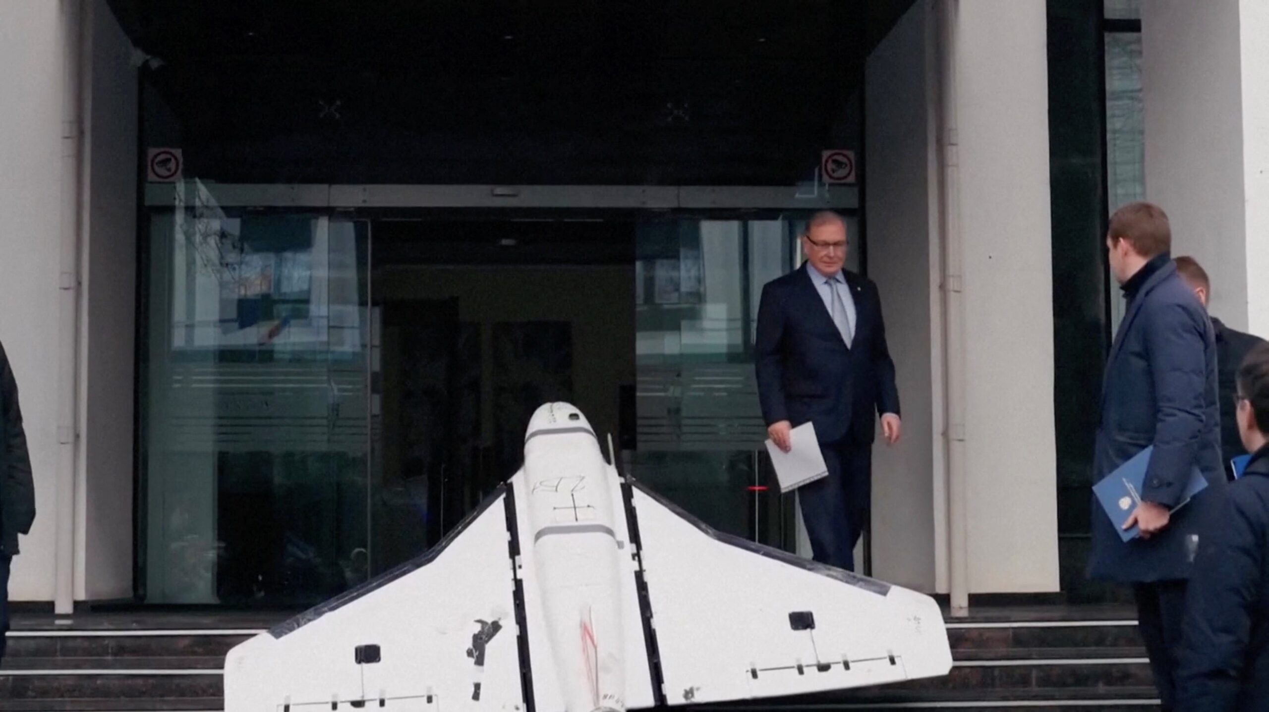 video:-moldavia-exibe-drone-que-invadiu-espaco-aereo-na-porta-de-ministerio,-acusa-russia-e-convoca-embaixador-russo-para-ve-lo