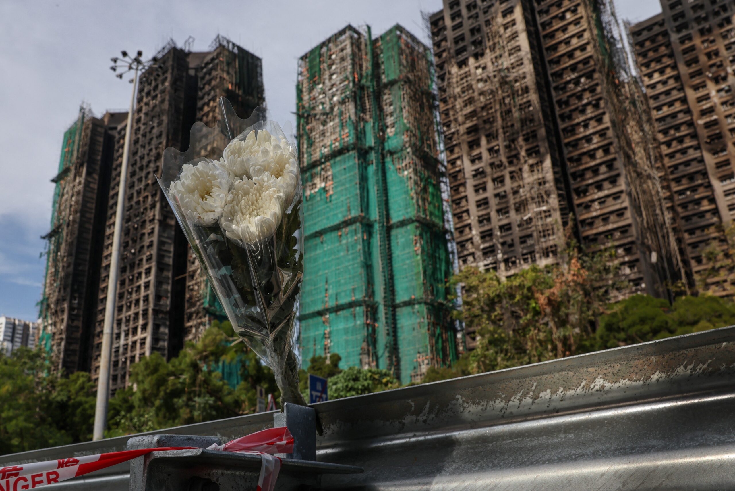 governo-de-hong-kong-anuncia-13-prisoes-ligadas-a-incendio-em-condominio-de-arranha-ceus-que-deixou-151-mortos