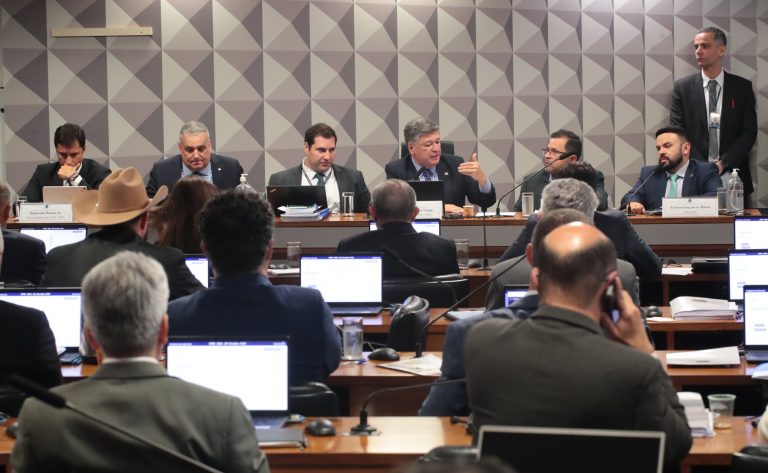 obrigado-a-depor,-ex-diretor-do-inss-nao-explica-aumento-de-descontos-em-massa