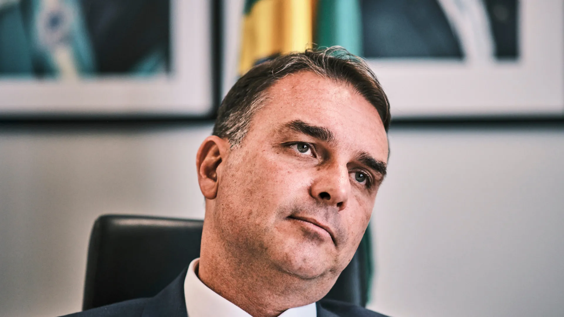 dolar-fecha-em-r$-5,43-e-bolsa-despenca-4%-com-apoio-de-bolsonaro-a-flavio-em-2026