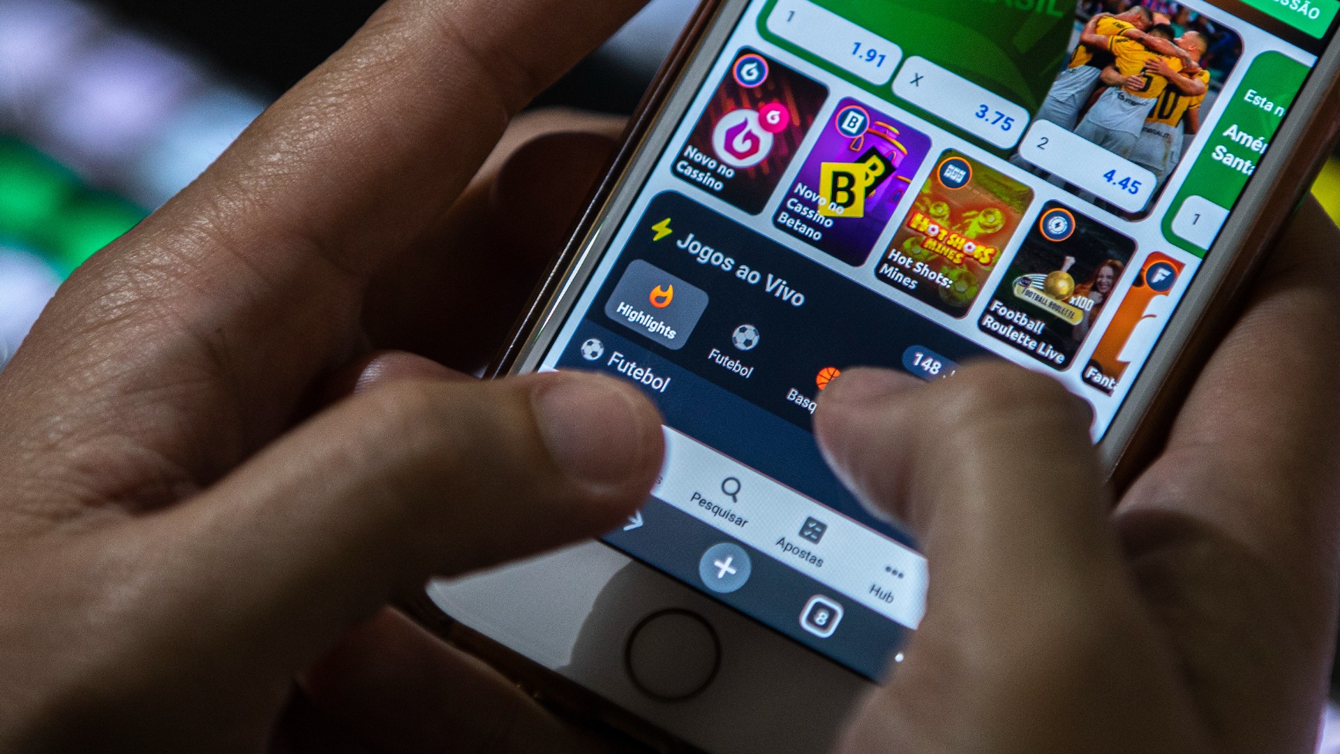 ao-menos-19%-dos-usuarios-de-internet-no-brasil-fizeram-apostas-online-em-2025,-diz-pesquisa