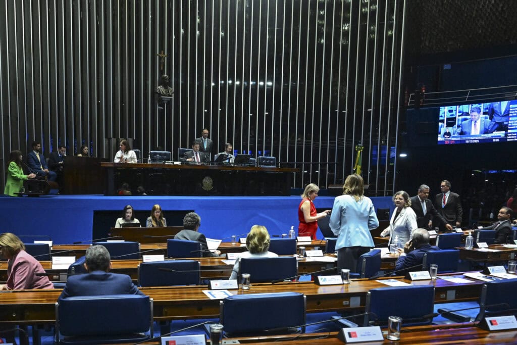 governador-gladson-cameli-prestigia-sessao-no-senado-e-acompanha-pautas-voltadas-a-educacao