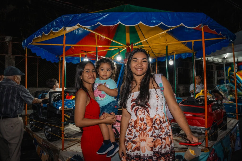 familias-levam-criancas-para-ver-as-luzes-de-natal-e-brincar-no-centro-de-rio-branco