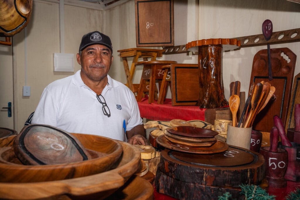 aos-60-anos,-artesao-investe-na-venda-de-pecas-artesanais-em-madeira-na-vila-natalina