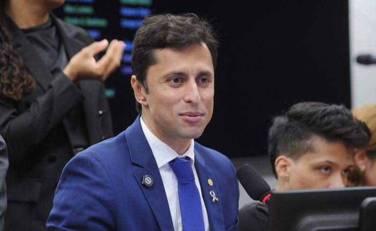 comissao-aprova-projeto-que-exige-placas-em-braille-e-mapas-tateis-em-estacoes-de-transporte