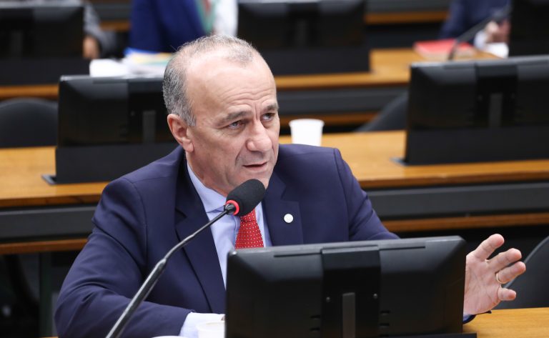 comissao-aprova-uso-de-material-didatico-compartilhado-por-meio-de-licenca-aberta