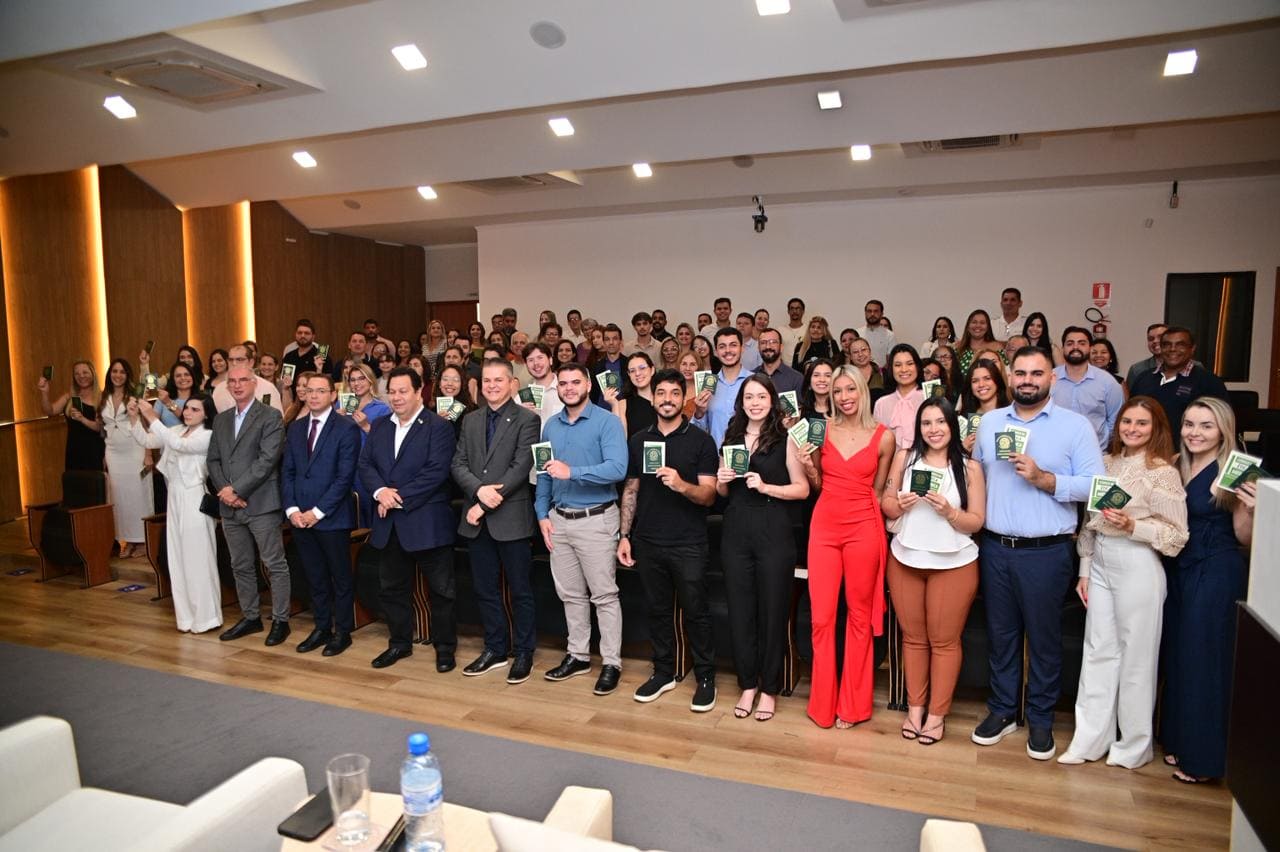 turma-com-70-novos-medicos-recebe-carteira-profissional-no-conselho-regional-de-medicina
