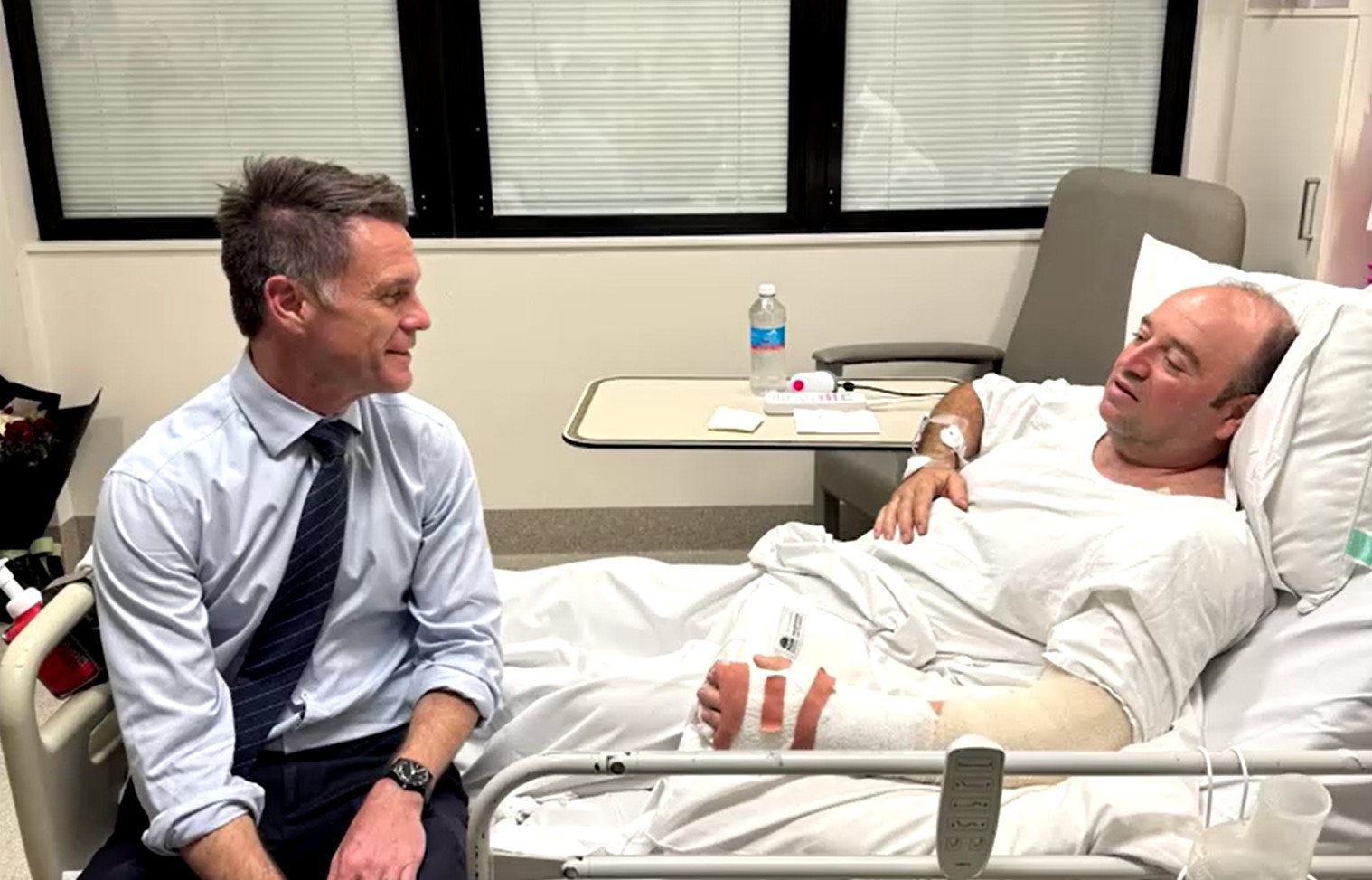 ‘heroi’-que-desarmou-assassino-em-praia-em-sydney-aparece-em-1a-foto-no-hospital-apos-cirurgia