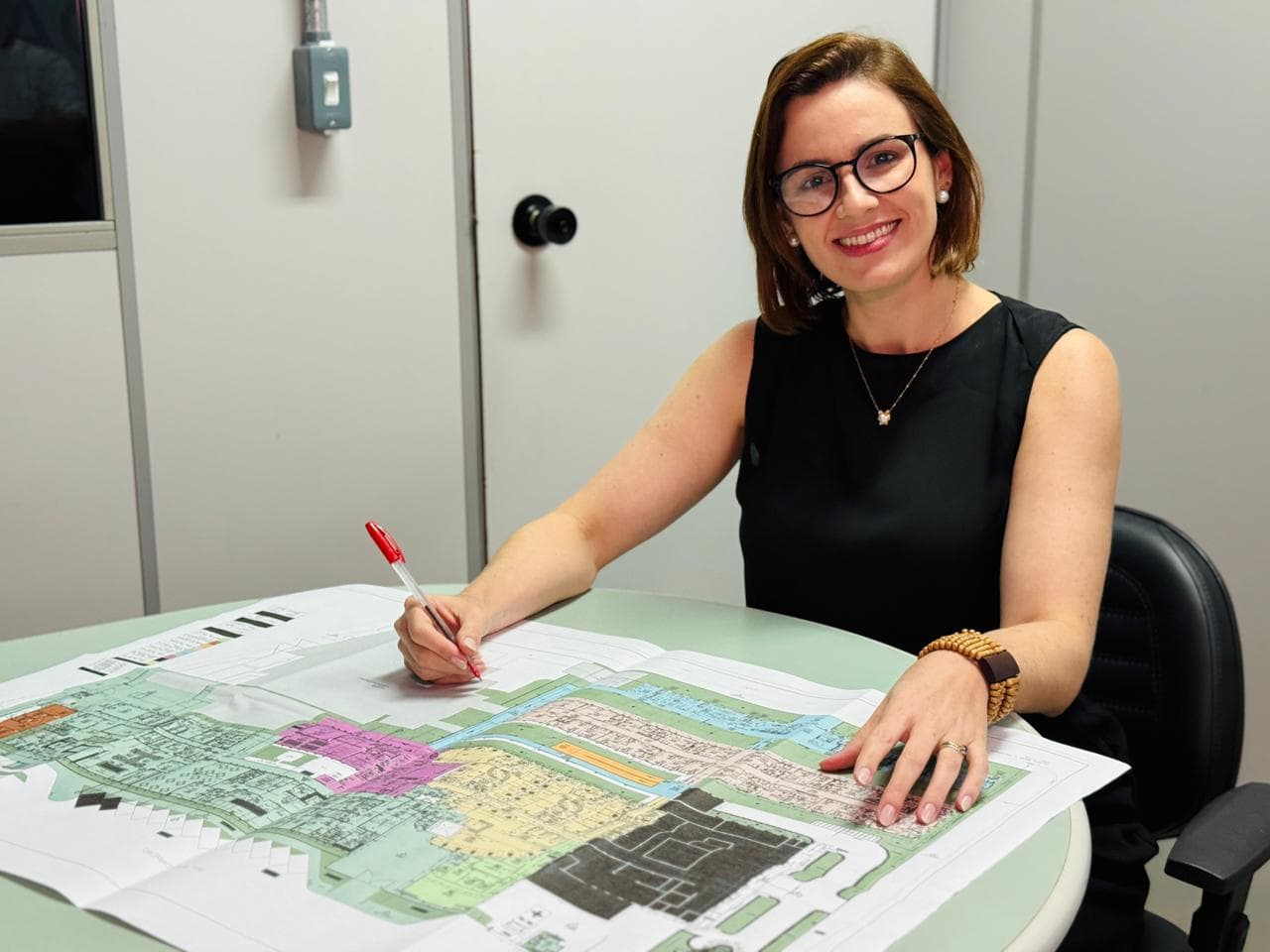 na-secretaria-de-obras-publicas,-profissionais-da-engenharia-e-arquitetura-dao-forma-a-sonhos