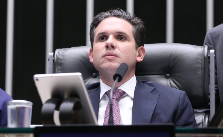hugo-motta-comemora-aprovacao-de-projeto-que-reduz-beneficios-fiscais