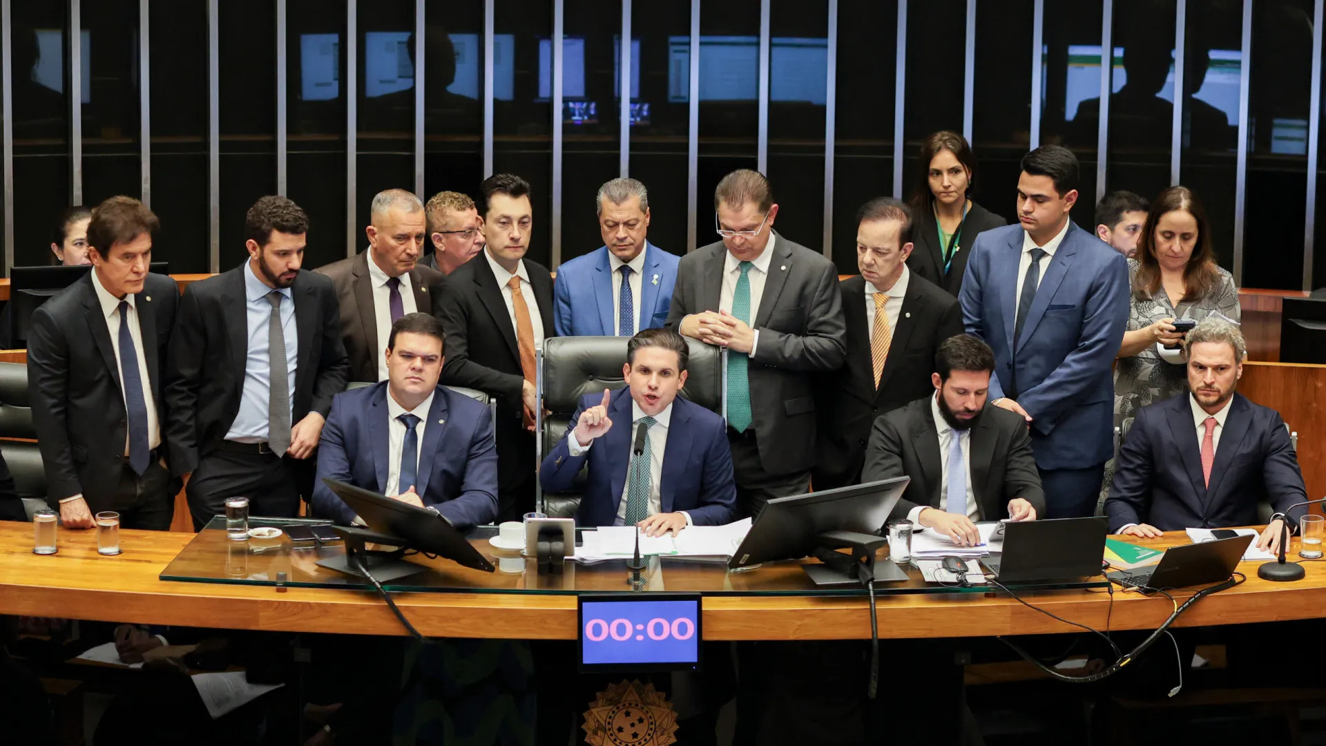 congresso-corta-gastos-de-previdencia-e-pe-de-meia-para-inflar-emendas-em-r$-11,5-bi-em-2026