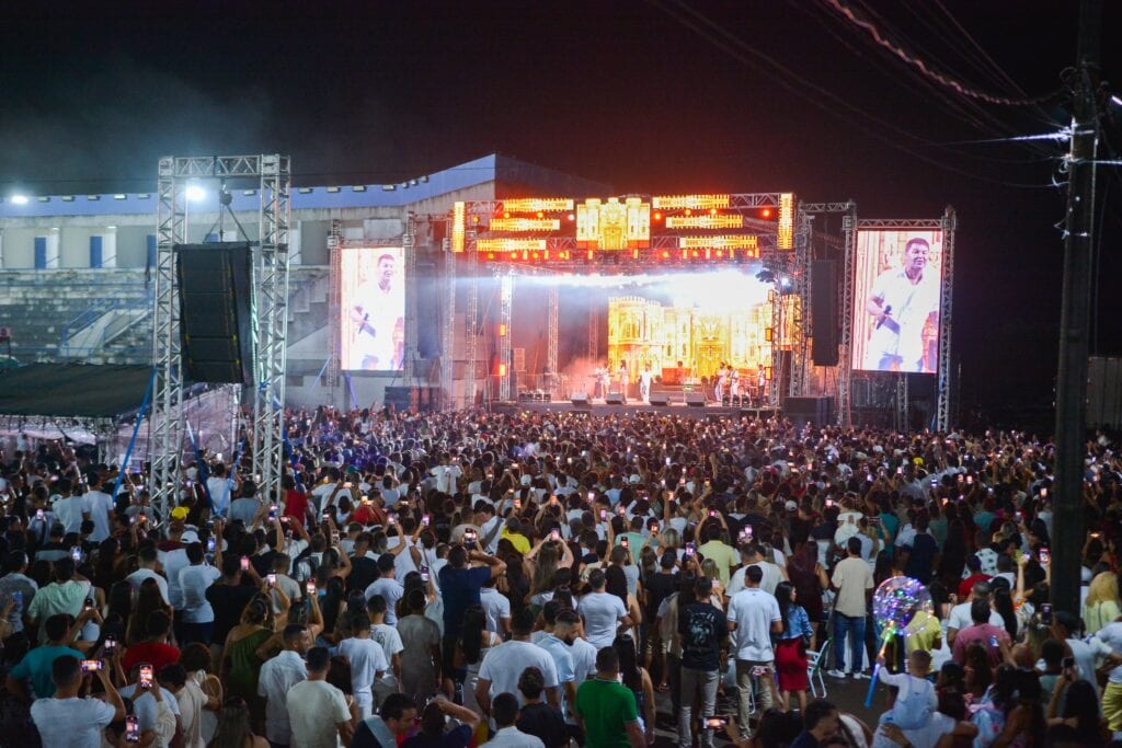 show-de-eduardo-costa-embala-reveillon-da-familia-e-celebra-a-chegada-de-2026-no-jurua