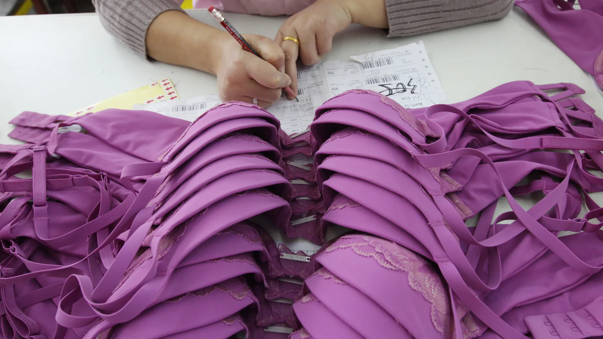 mulheres-lideram-a-producao-de-1,5-milhao-de-pecas-de-lingerie-por-mes-em-juruaia-(mg)