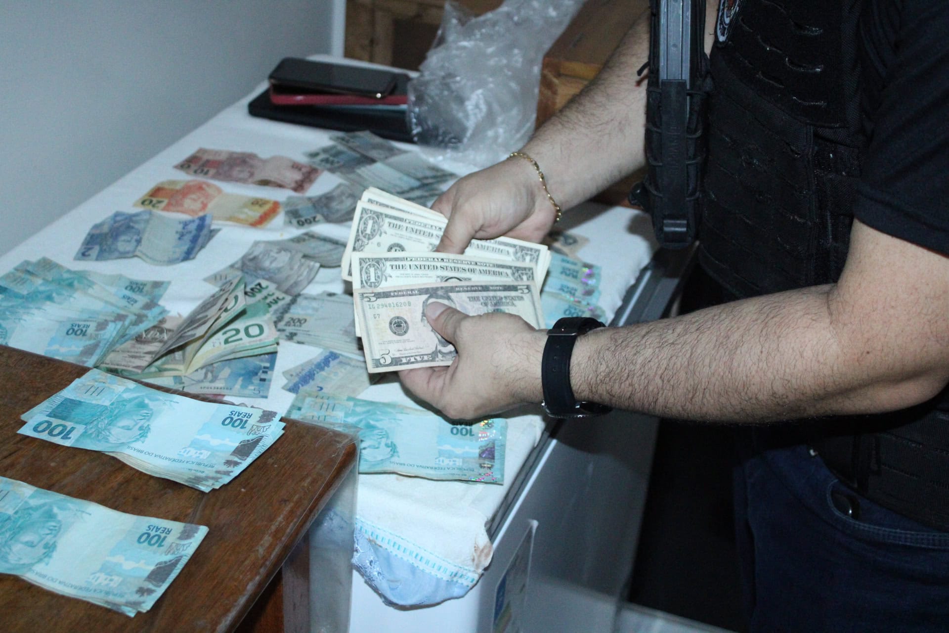 policia-civil-cumpre-novos-mandados-em-investigacao-sobre-desvio-de-medicamentos-no-acre