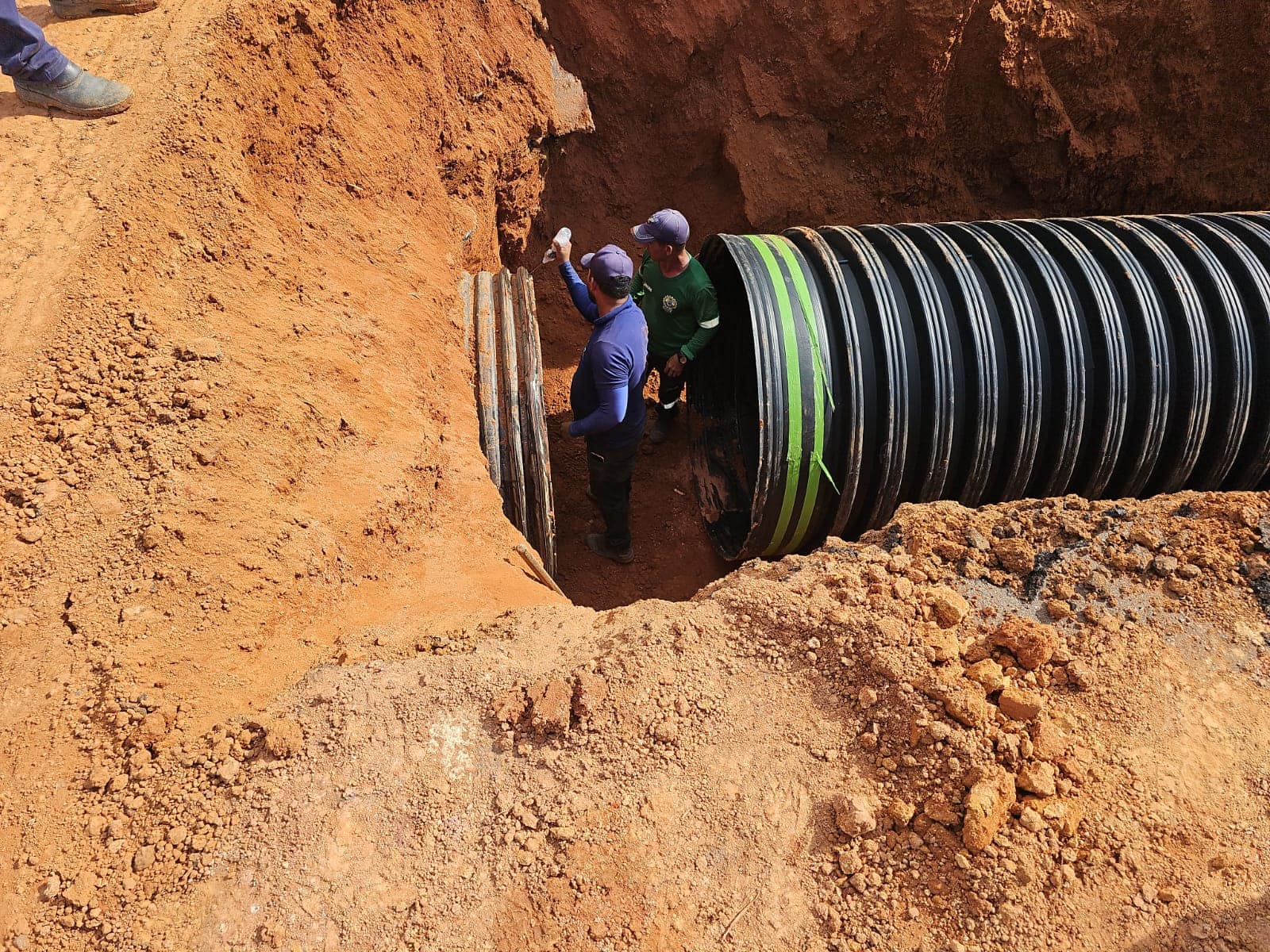 obra-de-drenagem-com-tubo-de-18-metros-e-executada-pelo-deracre-na-rodovia-ac-40