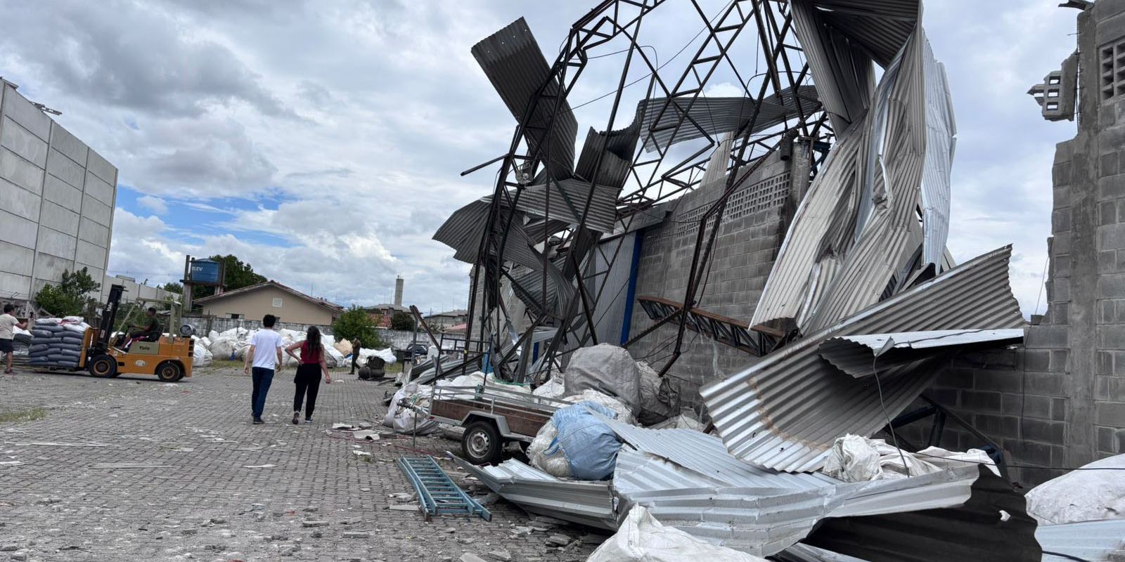 cidade-do-parana-e-atingida-por-ventos-fortes-de-ate-180-km/h