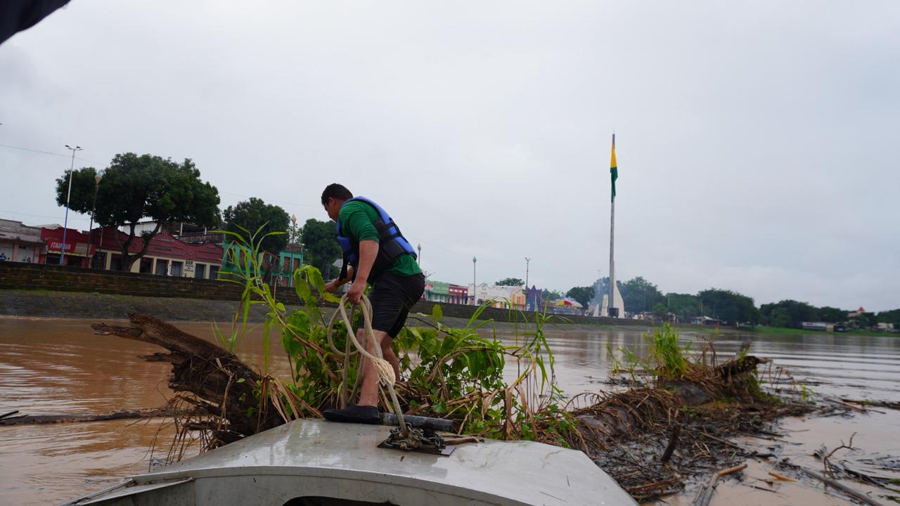 deracre-inicia-retirada-de-balseiros-acumulados-nos-pilares-de-pontes-em-rio-branco