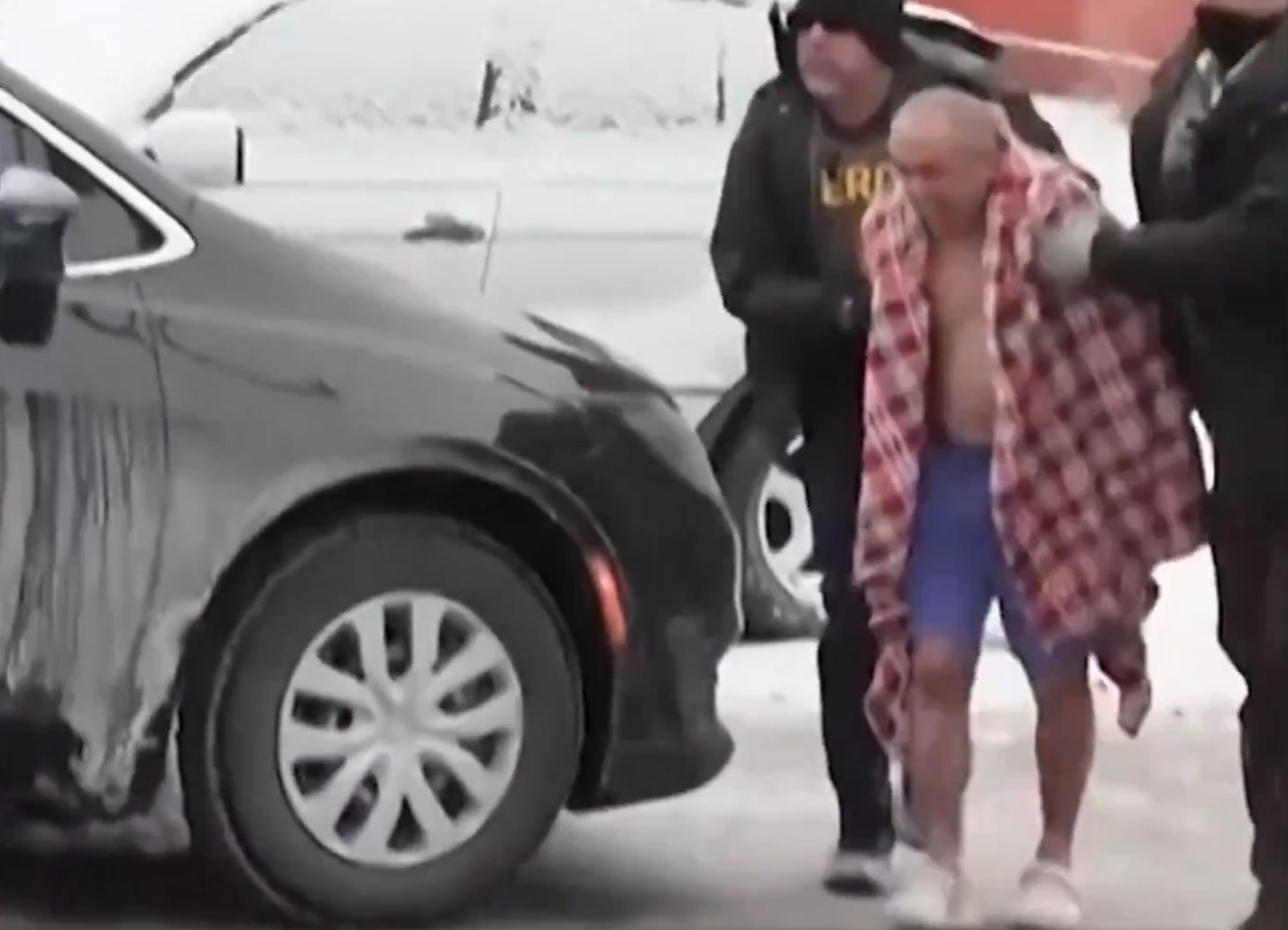 agentes-do-ice-invadem-casa-em-minnesota-e-arrastam-um-homem-quase-nu-para-a-neve