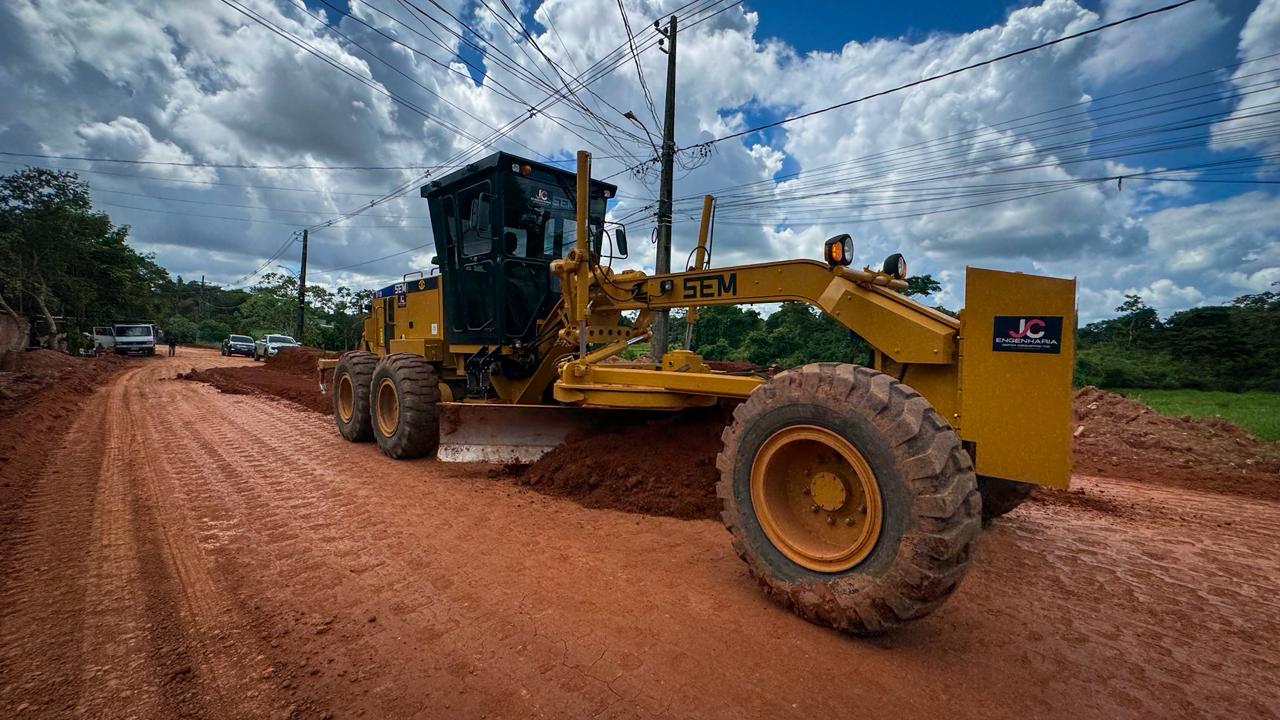 deracre-prepara-base-da-estrada-dias-martins-para-asfaltamento,-em-rio-branco